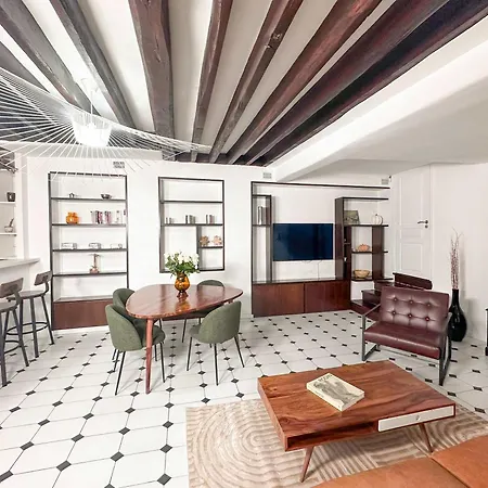 Modern & Spacious Near Le Marais Apartment